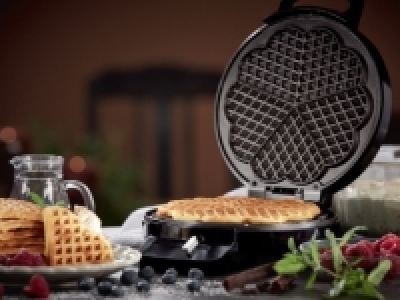 ERNESTO® 1,200W Waffle Maker