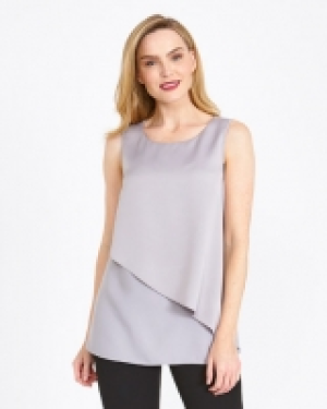 Gallery Ruffle Top 25.00 €