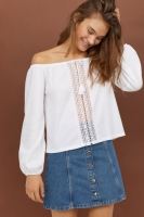 HM   Off-the-shoulder top with lace