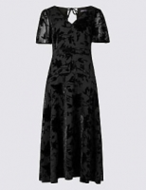 Sparkly Short Sleeve Skater Midi Dress 135.00 €