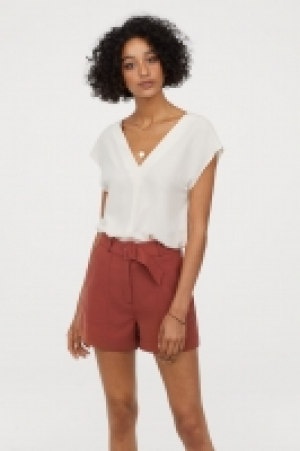 Shorts with a belt 17.00 €