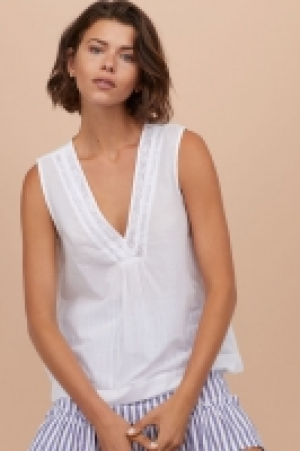  Sleeveless blouse with lace 10.00 €