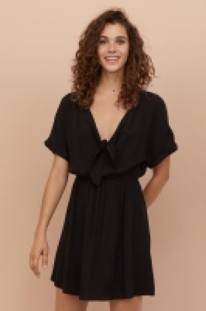  V-neck tie-front dress 10.00 €