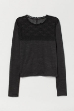  Top with a lace yoke 13.00 €