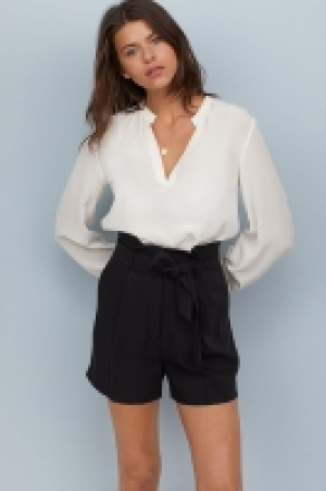  Shorts with a tie belt 15.00 €