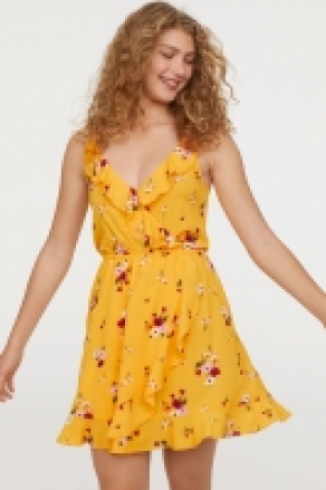  Wrap dress with flounces 16.00 €