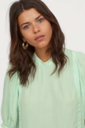  Puff-sleeved blouse 17.00 €