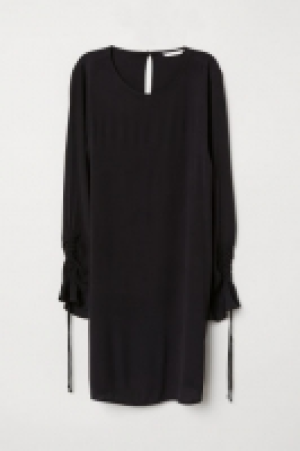  Flounce-sleeved dress 16.00 €