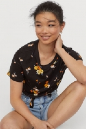  Short tie-hem top 8.00 €