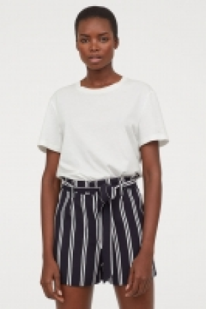  Shorts with a tie belt 7.00 €