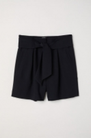  Tailored shorts 13.00 €