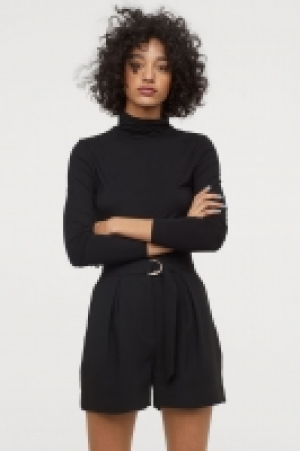  Shorts with a belt 13.00 €