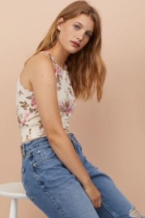  Scallop-edged top 8.00 €