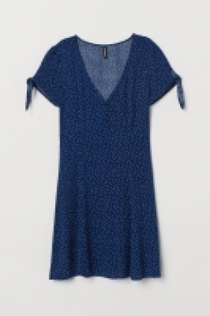  V-neck dress 16.00 €