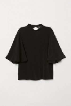  Trumpet-sleeved blouse 10.00 €