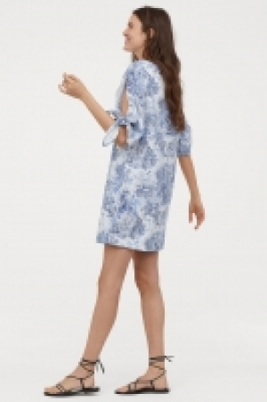 Tie-detail dress 10.00 €