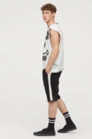  Side-stripe sweatshirt shorts 14.00 €