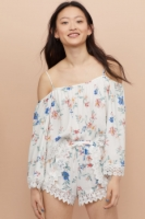  Lace-trimmed shorts 17.00 €