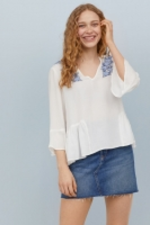  Blouse with embroidery 16.00 €