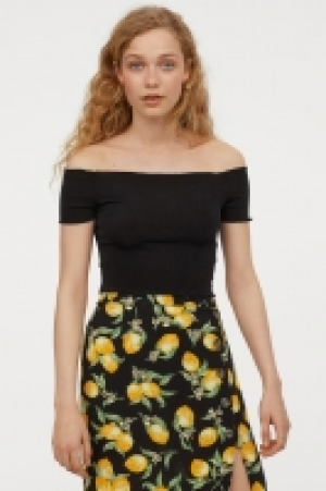  Cropped off-the-shoulder top 8.00 €