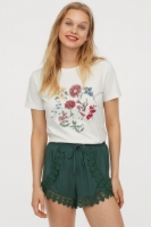  Lace-trimmed shorts 13.00 €