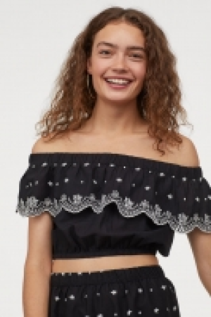  Cropped off-the-shoulder top 10.00 €