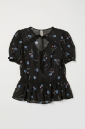  Puff-sleeved blouse 15.00 €