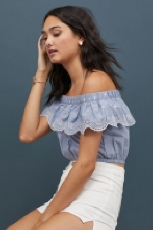  Cropped off-the-shoulder top 17.00 €