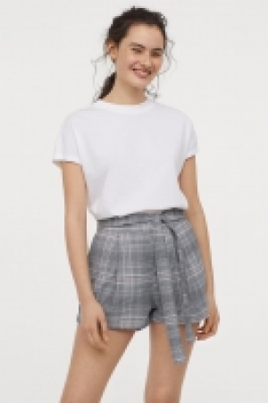  Shorts with a tie belt 13.00 €