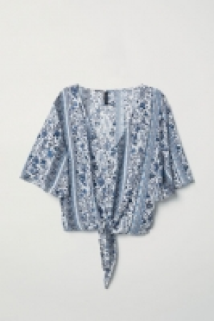  V-neck tie-hem blouse 10.00 €
