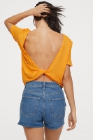  Top with a low-cut back 8.00 €