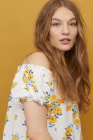  Short off-the-shoulder blouse 13.00 €