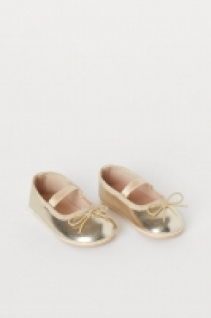  Ballet pumps with a bow 7.00 €