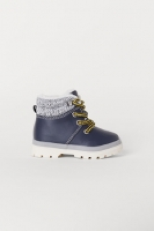  Pile-lined boots 15.00 €