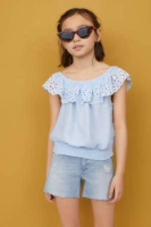  Blouse with broderie anglaise 9.00 €