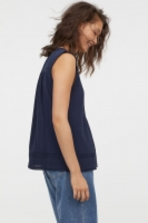 Lace-trimmed top 6.00 €