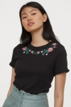  T-shirt with embroidery 7.00 €