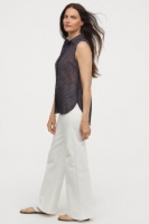  Sleeveless blouse 6.00 €