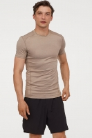  Short-sleeved sports top 5.00 €