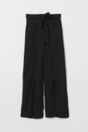  Trousers with high slits 13.00 €