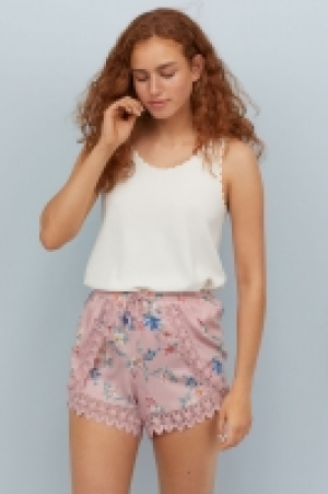  Lace-trimmed shorts 6.00 €