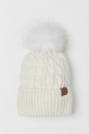  Knitted pompom hat 7.00 €