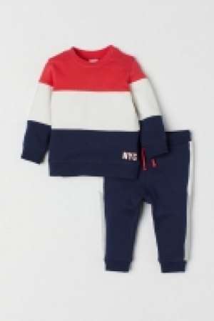  Sweatshirt and trousers 13.00 €