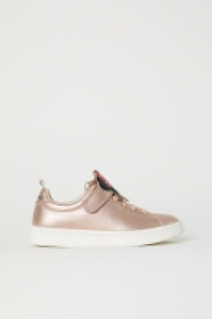  Appliquéd trainers 16.00 €