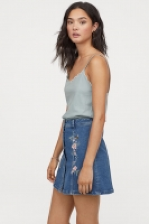  Scallop-edged strappy top 7.00 €