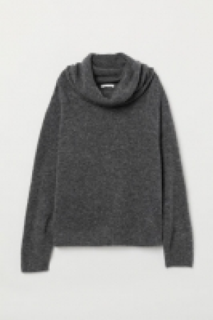  Knitted polo-neck jumper 13.00 €
