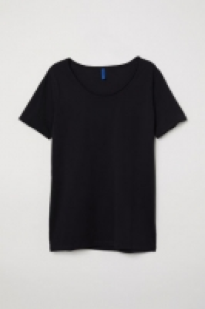  T-shirt with a deep neckline 6.00 €