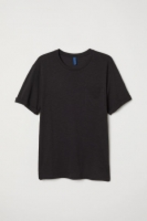 T-shirt with a chest pocket 3.00 €