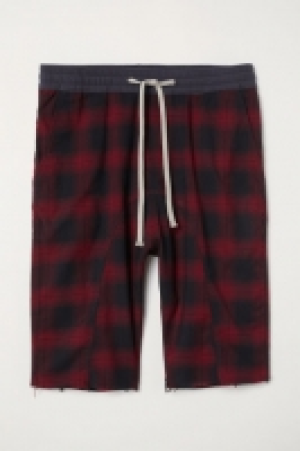  Knee-length twill shorts 7.00 €