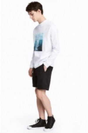  Knee-length cotton shorts 17.00 €